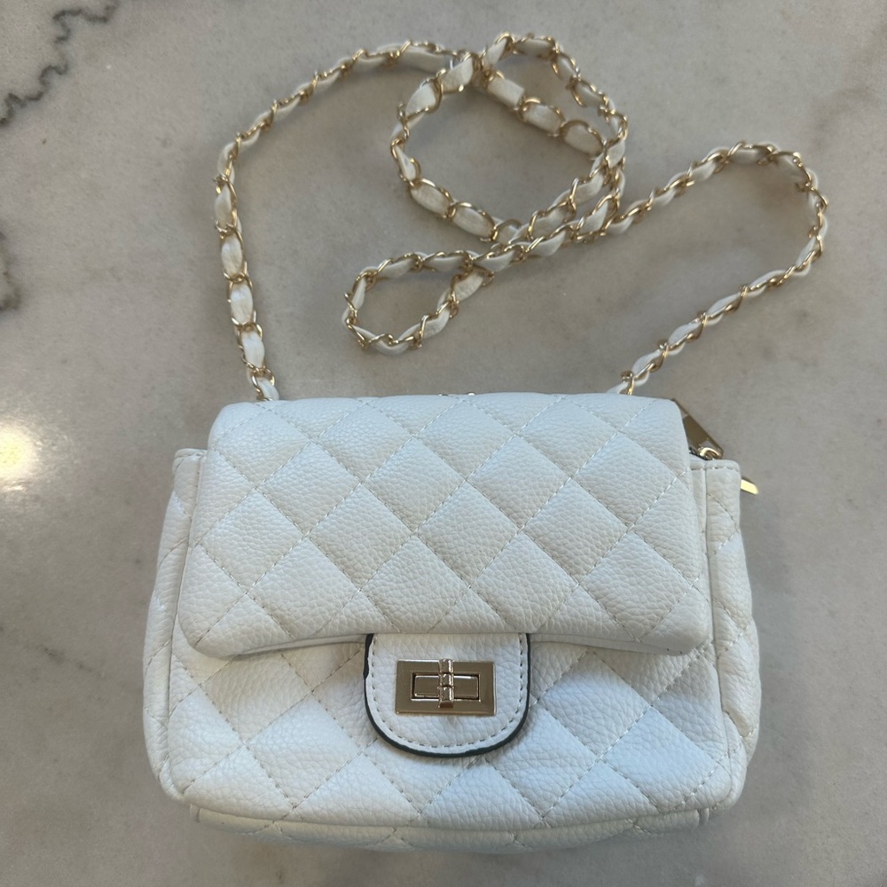 Small white leather shoulder bag with gold chain